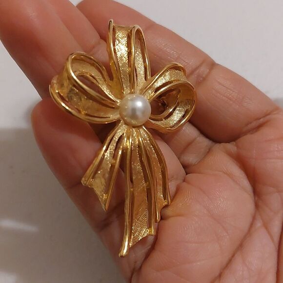 Vintage Napier Textured Gold Tone Ribbon Bow with Faux Pearl Brooch Pin - Picture 2 of 7